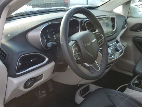 Certified 2024 Chrysler Pacifica Touring-L image 8