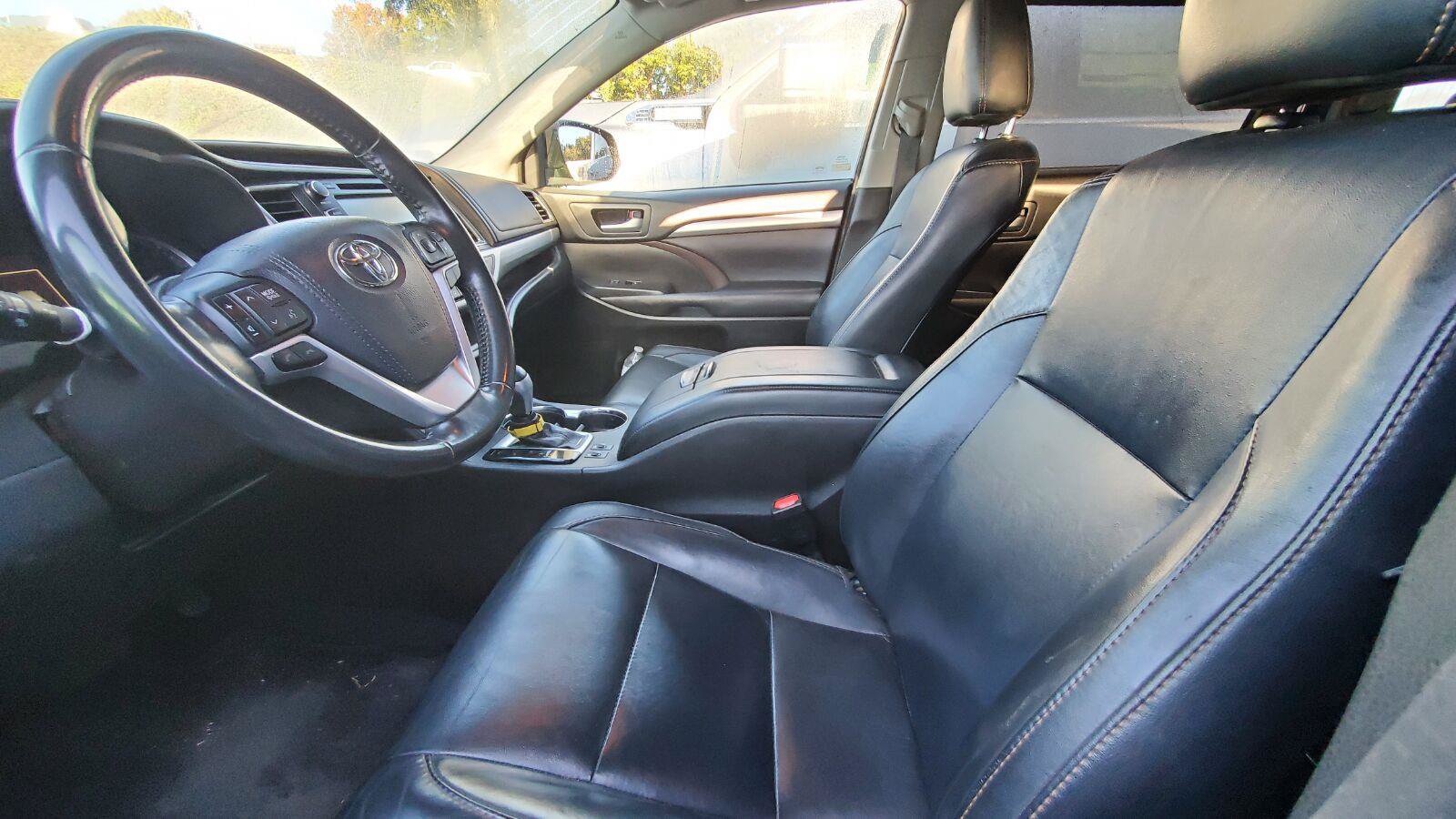 Used 2017 Toyota Highlander XLE FWD image 3