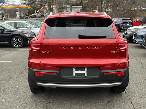 Used 2022 Volvo XC40 T5 Momentum image 6