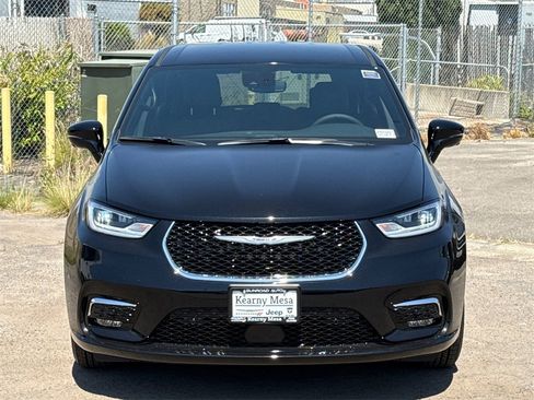 New 2025 Chrysler Pacifica Select w/ Uconnect Theater Family Group image 5