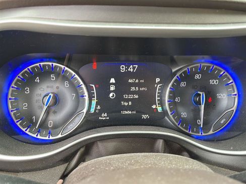 Used 2019 Chrysler Pacifica Touring Plus w/ Advanced Safetytec Group FWD image 5