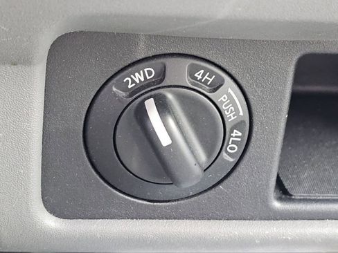 Used 2006 Nissan Frontier SE w/ (P01) Power Pkg AWD/4WD image 9
