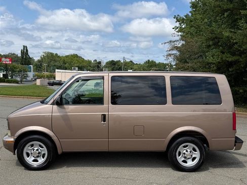 Used 2005 Chevrolet Astro Passenger RWD image 2