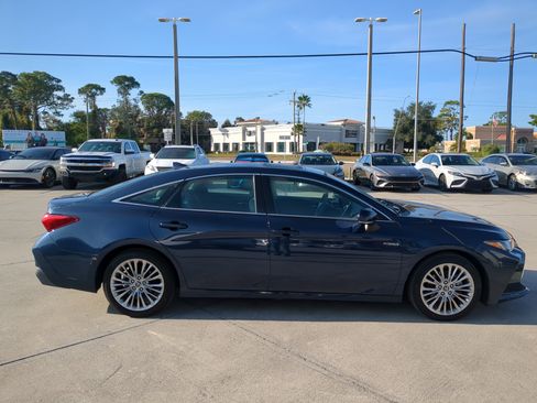 Used 2019 Toyota Avalon Limited w/ Preferred Accessory Package image 3