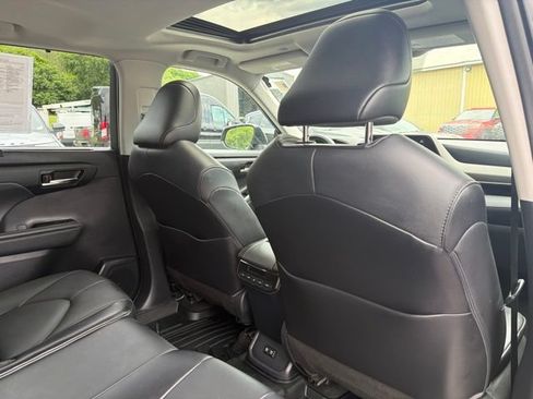 Used 2021 Toyota Highlander XLE AWD/4WD image 45