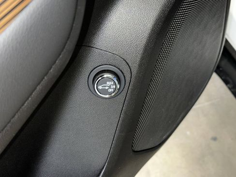 Certified 2023 GMC Acadia SLE w/ Driver Convenience Package image 6