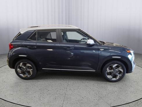 Used 2022 Hyundai Venue Limited FWD image 6