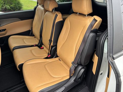 Used 2023 Kia Carnival LX image 12