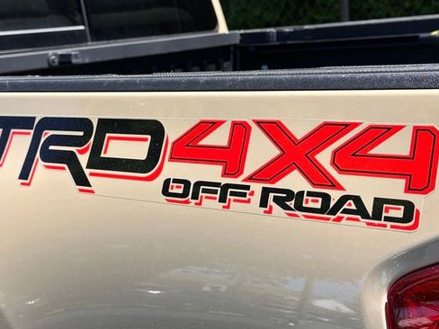 Used 2017 Toyota Tacoma TRD Off-Road w/ Premium & Technology Package AWD/4WD image 9