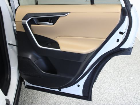 Used 2021 Toyota RAV4 XLE Premium FWD image 33