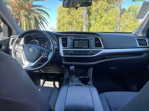 Used 2019 Toyota Highlander LE FWD image 17