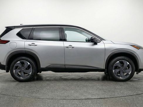 Used 2025 Nissan Rogue SV image 11