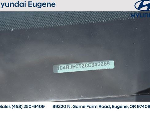 Used 2012 Jeep Grand Cherokee Overland image 2