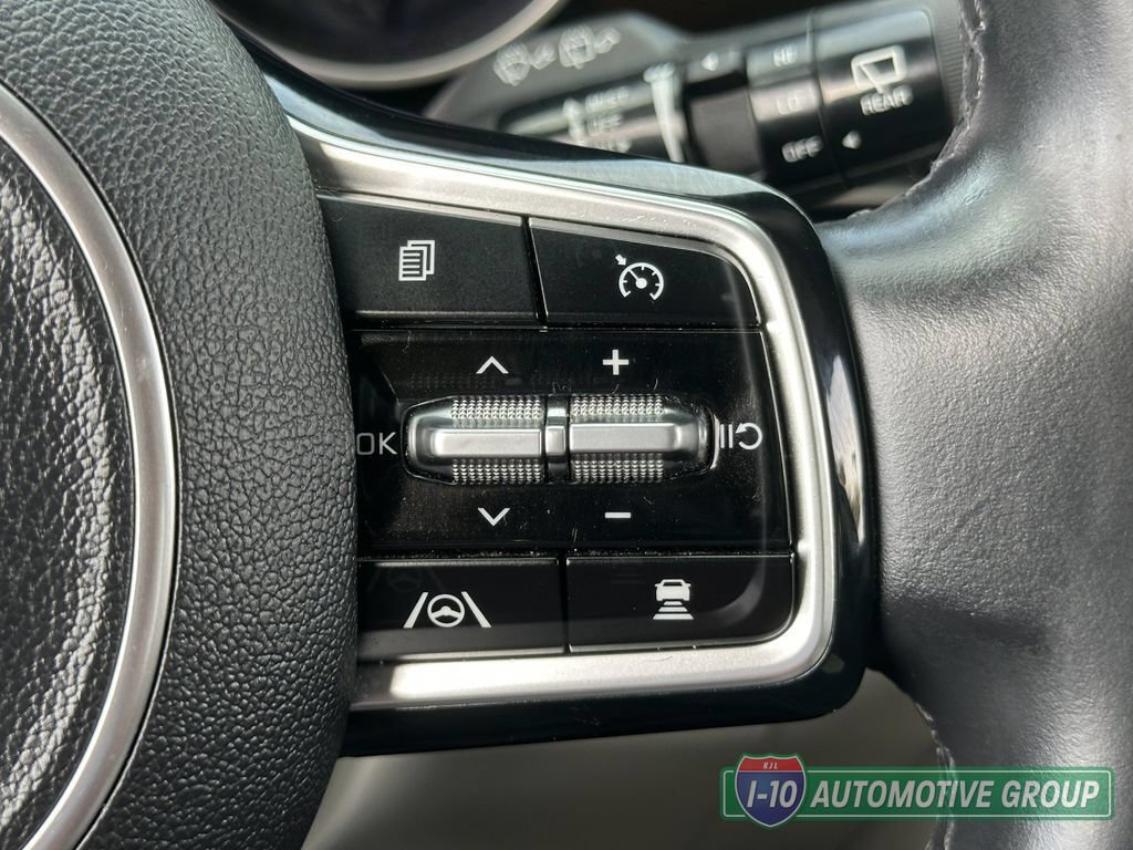 Used 2022 Kia Carnival EX FWD image 24
