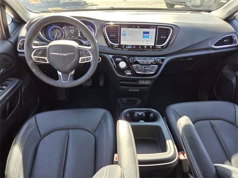 Certified 2025 Chrysler Pacifica Select image 15