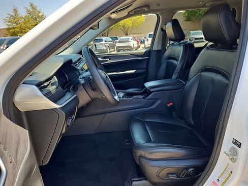 Used 2023 Jeep Grand Cherokee Limited w/ Black Appearance Package AWD/4WD image 14
