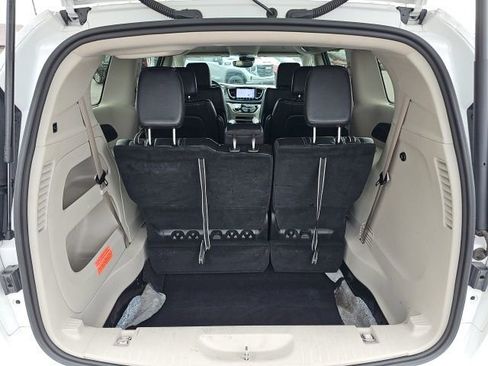 Used 2022 Chrysler Pacifica Touring-L FWD image 27