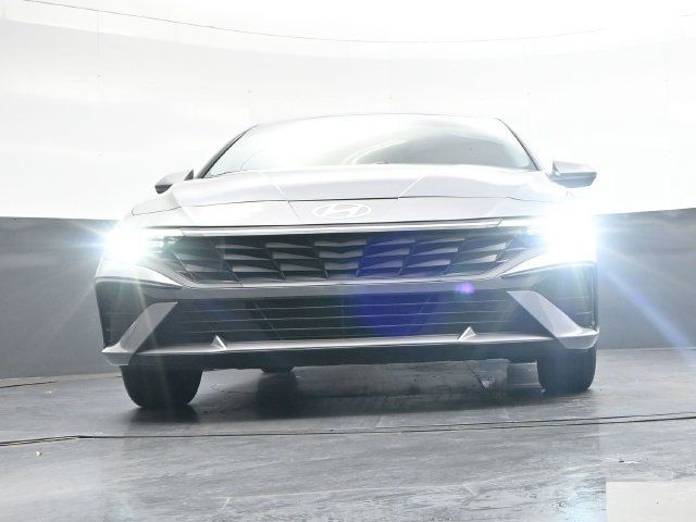 Used 2025 Hyundai Elantra SE FWD image 38