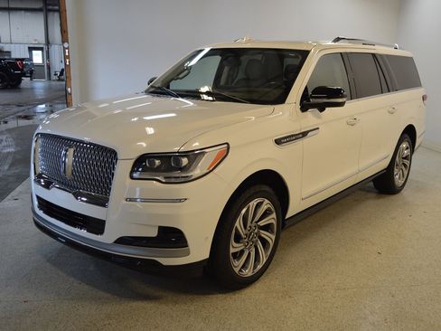 Used 2023 Lincoln Navigator L Reserve image 7