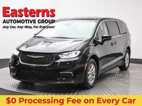 Used 2023 Chrysler Pacifica Touring-L FWD image 1