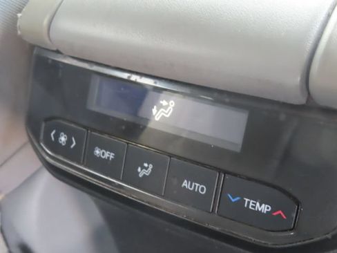 Used 2021 Toyota Highlander L FWD image 25