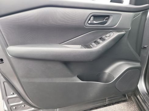 Used 2025 Nissan Rogue S image 15