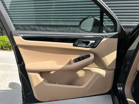 Certified 2025 Porsche Macan image 14