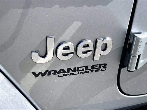 Used 2018 Jeep Wrangler Unlimited Sahara image 30