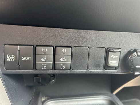 Used 2018 Toyota RAV4 XLE AWD/4WD image 30