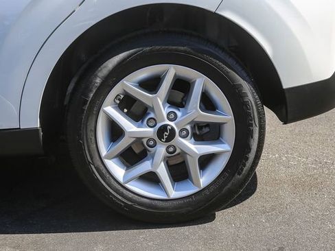 Used 2023 Kia Soul LX w/ LX Technology Package image 12