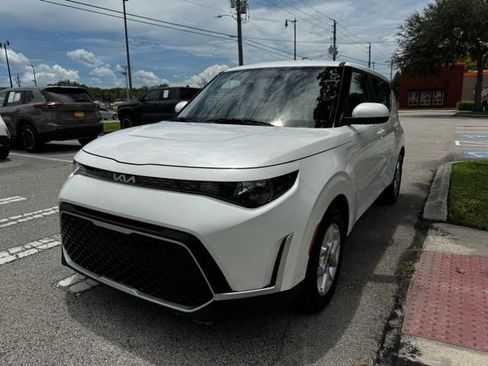 Used 2025 Kia Soul LX w/ LX Technology Package FWD image 6