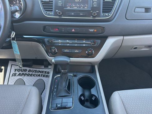 Used 2018 Kia Sedona L FWD image 16