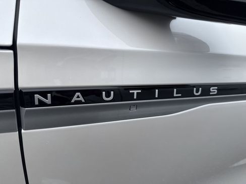 Used 2026 Lincoln Nautilus Reserve image 9