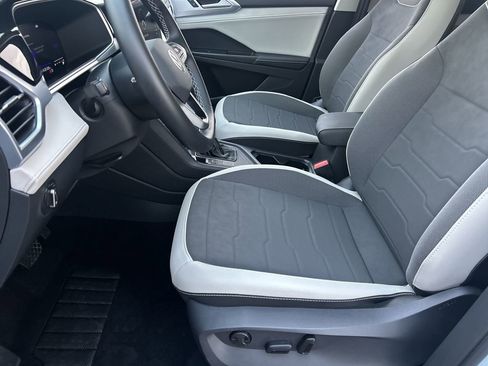Certified 2025 Volkswagen Taos SE w/ Panoramic Sunroof Package FWD image 15