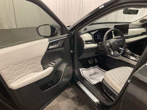 Used 2025 Mitsubishi Outlander AWD image 10
