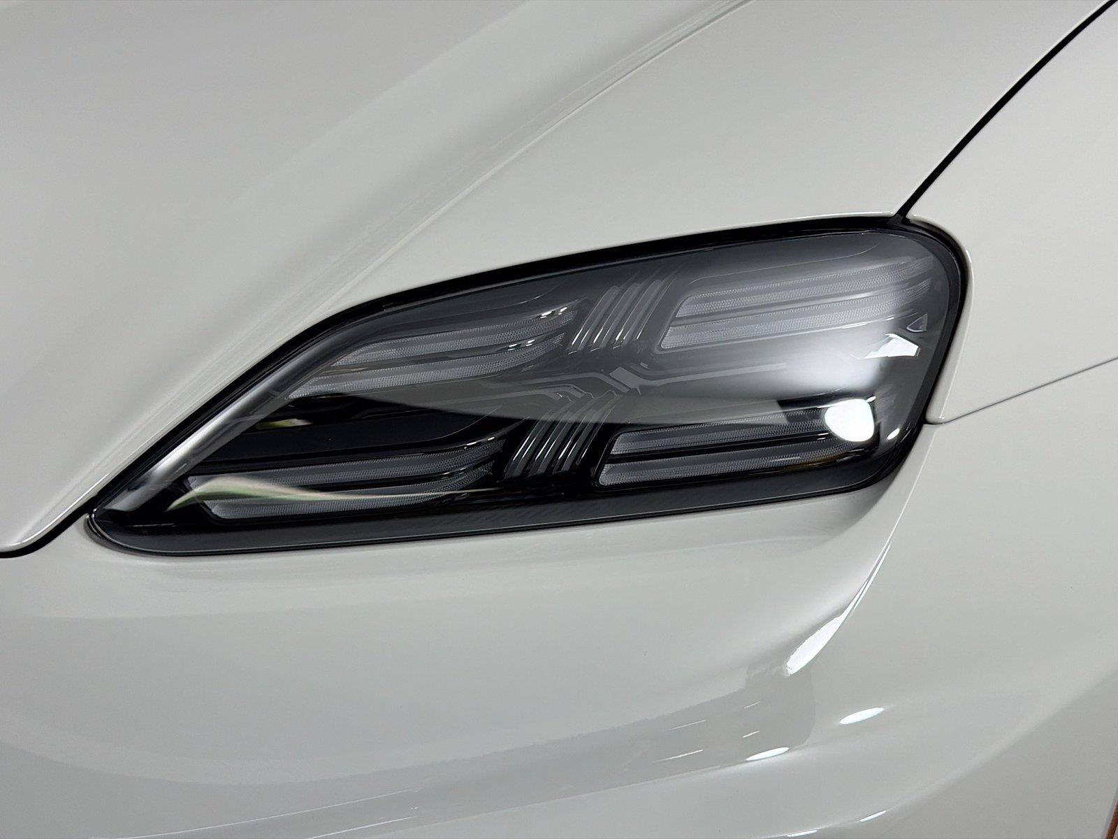 Used 2026 Porsche Macan Turbo Electric AWD/4WD image 15