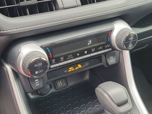 Used 2025 Toyota RAV4 XLE w/ Convenience Package image 28