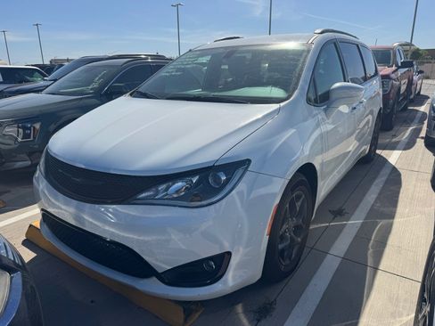 Used 2019 Chrysler Pacifica Touring-L Plus w/ S Appearance Package image 2