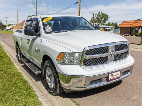 Used 2017 RAM 1500 Classic SLT AWD/4WD image 3