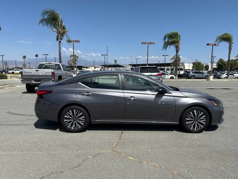 Used 2024 Nissan Altima 2.5 SV FWD image 9
