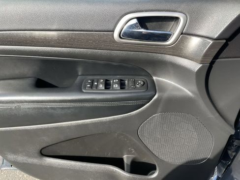 Used 2017 Jeep Grand Cherokee Altitude image 31