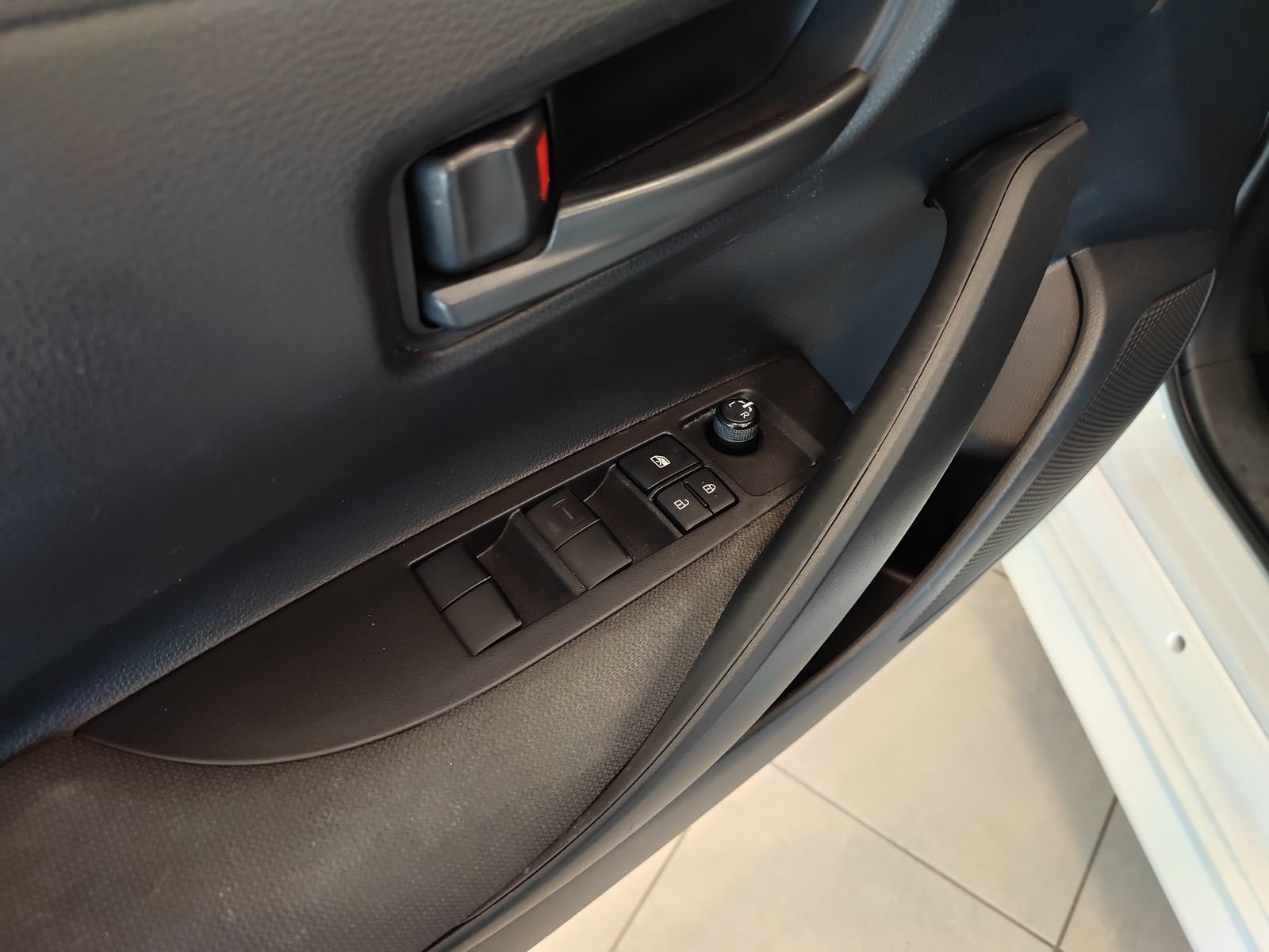 Used 2025 Toyota Corolla LE FWD image 9