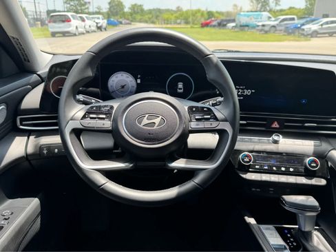 Used 2025 Hyundai Elantra SEL FWD image 27