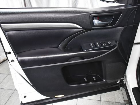Used 2019 Toyota Highlander SE AWD/4WD image 9