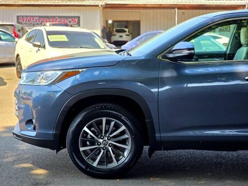 Used 2019 Toyota Highlander XLE AWD/4WD image 4