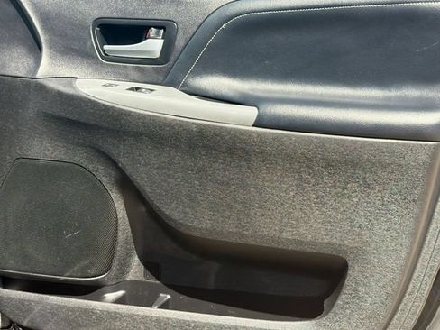 Used 2018 Toyota Sienna SE w/ Carpet Mat Package FWD image 19