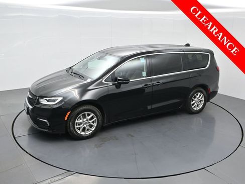 Used 2024 Chrysler Pacifica Touring-L image 52