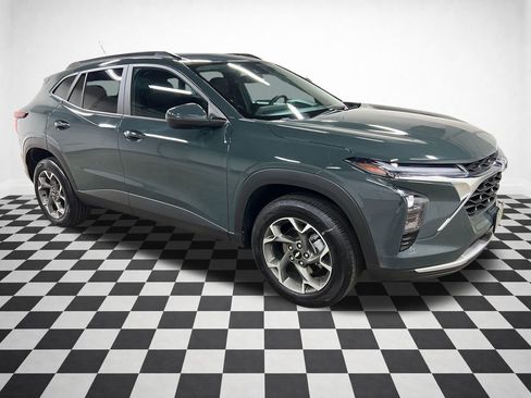 Certified 2025 Chevrolet Trax LT w/ Driver Confidence Package FWD image 1