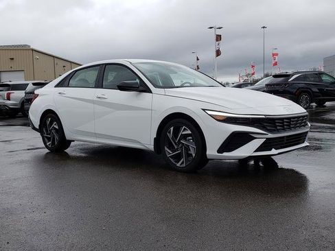 New 2025 Hyundai Elantra SEL image 3
