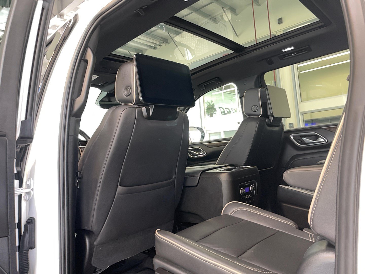Used 2023 Chevrolet Suburban Premier w/ Advanced Technology Package AWD/4WD image 9